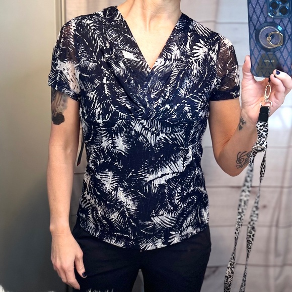 🔥2/$10 NWT($58) |•RAFAELLA•| Navy Blue & White Palm Tree Leaves Top Size Medium - Picture 1 of 12
